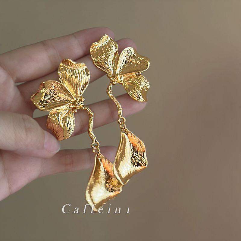 Stylish Irregular Three-Layer C-Shaped Earrings: European & American Metal Fashion Studs with a Luxurious High-End Appeal