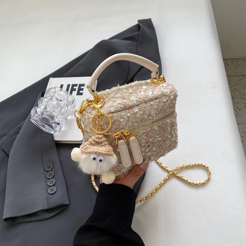 

Popular niche design shoulder bag 2025 new fashion messenger bag autumn and winter trend commuter small square bag Small without pendant