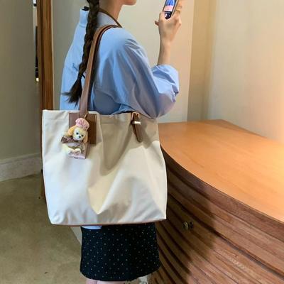Borsa in tessuto di nylon di grande capacità, versione coreana 2024, borsa tote semplice e leggera, borsa a spalla da donna casual per il lavoro sotto il braccio.