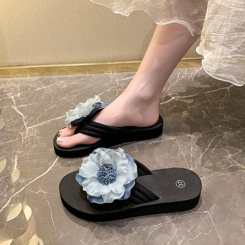 Fashion thick-soled flip-flops cool slippers women 2025 summer new Internet celebrity seaside vacation wind beach shoes women wear