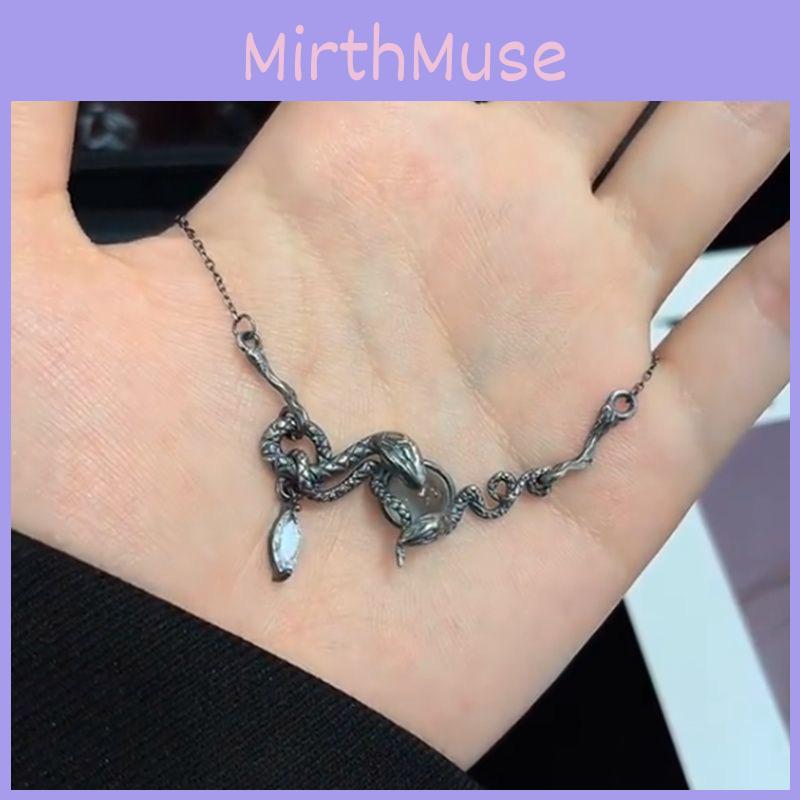 Beautiful Retro Dual Snake Pendant Necklace Alluring Animal Motif For Fashion-forward Individuals