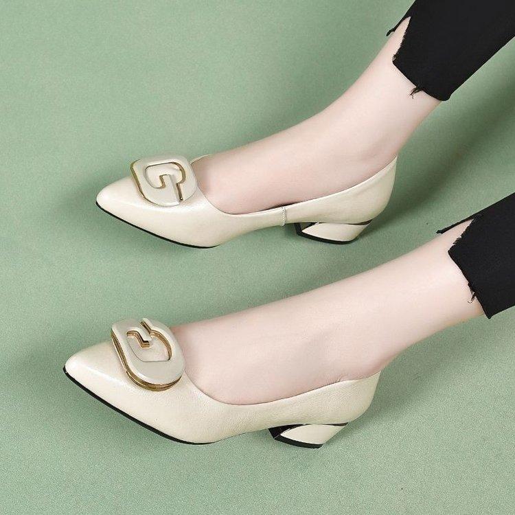 Low-heeled single shoes women's autumn 2025 new pointed G buckle soft sole soft surface shallow mouth fashion mother shoes Doudou shoes