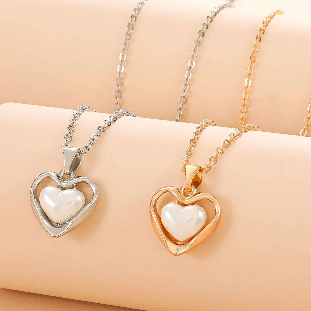 High quality simple love pendant necklace French retro heart-shaped hollow pearl pendant light luxury collarbone chain women