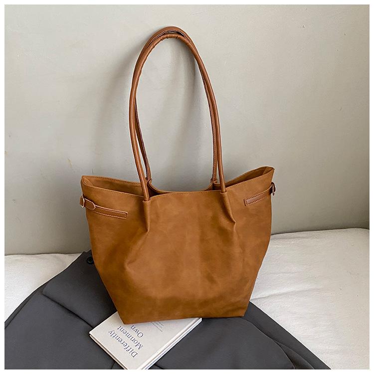 

Large capacity tote bag women s autumn and winter new retro trend shoulder bag 2025 high-end texture fashion underarm women s bag коричневый
