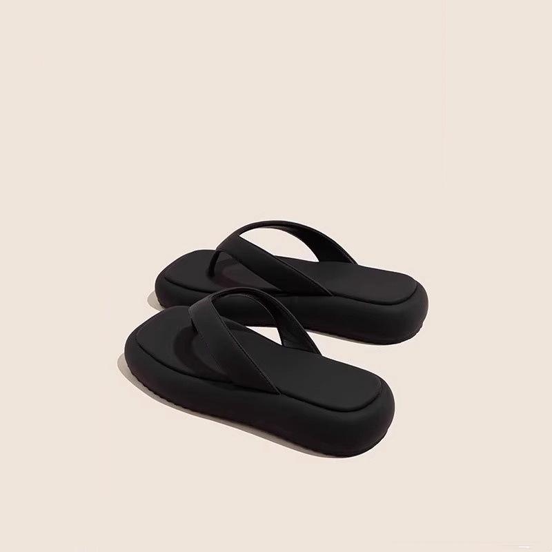 Flip-flops women's thick-soled cool slippers summer wear 2024 new pinch foot flat-soled fashion Internet celebrity super fire beach shoes