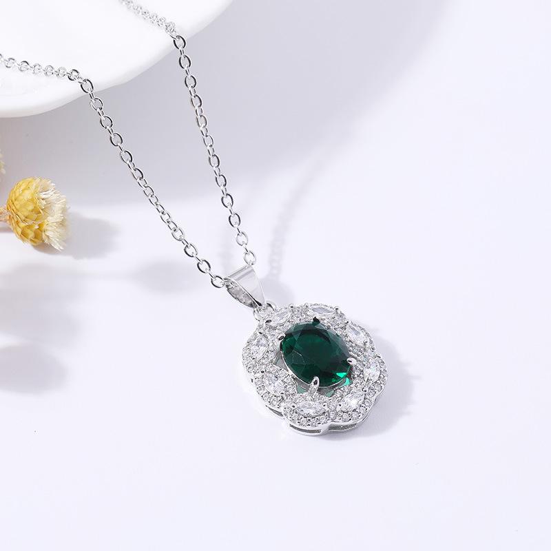 

Ветер Титановая сталь Ожерелье Женское Высококлассное Чувство Не выцветает Цепочка на ключицу Легкая Роскошь Медь Циркон Ювелирные изделия зелёный