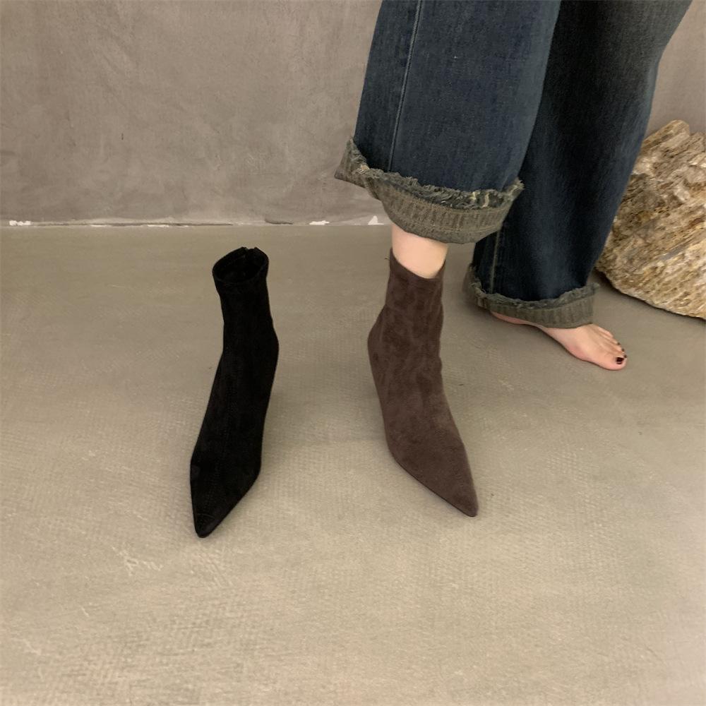 Temperamentsfulle ankelstøvletter i semsket skinn med spiss tå og høy hæl, damesko 2024 nye høst- og vinterstøvletter i fløyel med tynn hæl, koreanske tynne støvletter