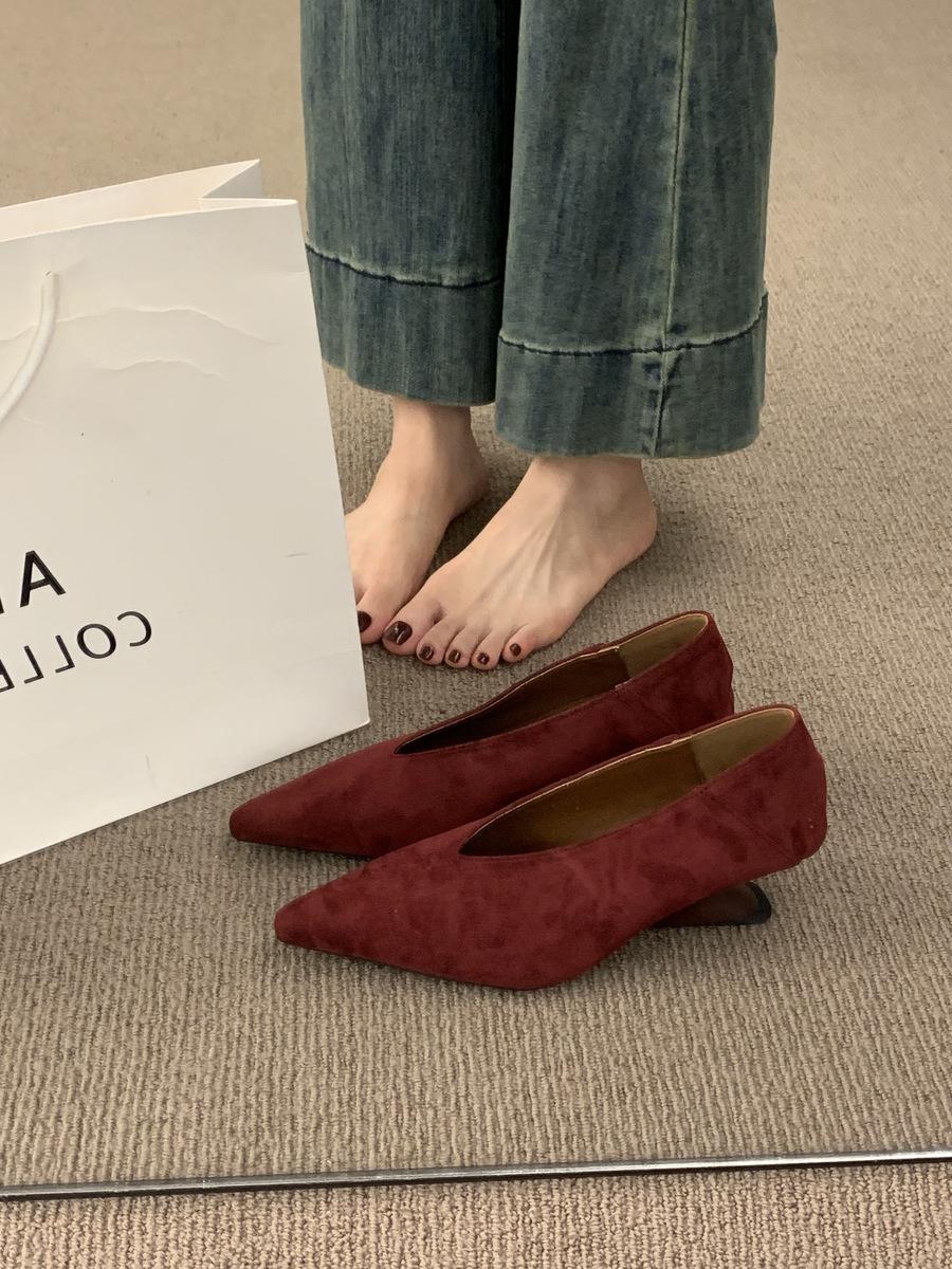 

Korean version of late evening wind suede red wedding shoes 2025 new versatile commuter one-pedal pointed wedge heel single shoes women 35