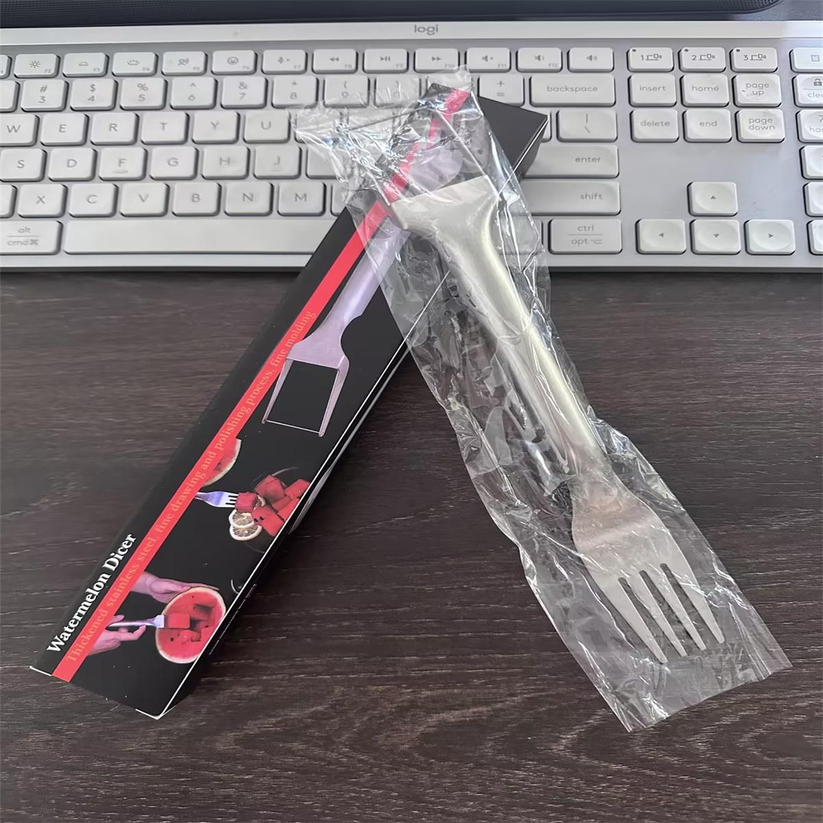 

Инструмент для нарезки арбуза двухголовочный из нержавеющей стали кубикорез бытовая вилка для дыни кухонный двухцелевой инструмент для нарезки арбуза