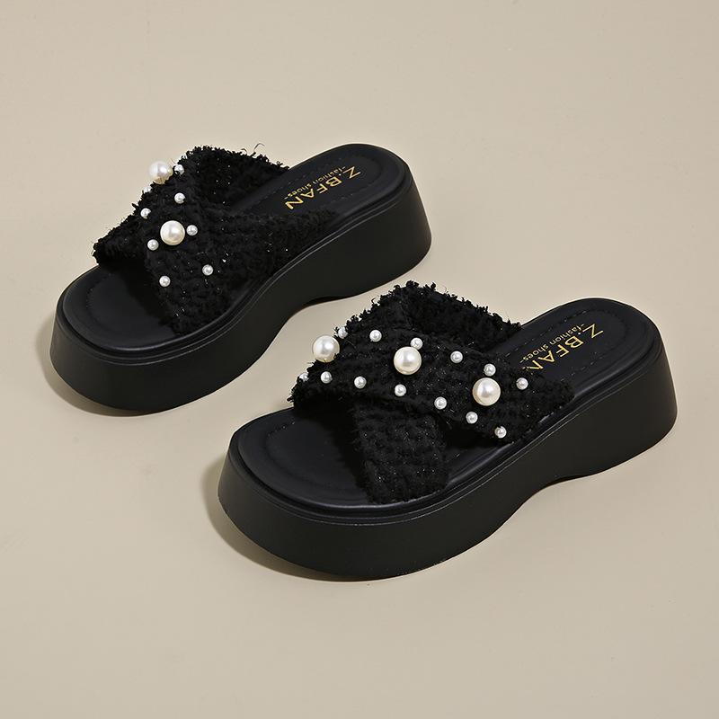 

Internet celebrity beautiful casual pearl slippers summer wear 2025 new student thick bottom beach fashion one word cool slippers 40