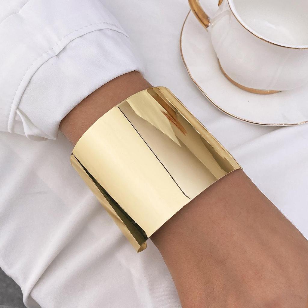 European-American Trendy Wide-Face Cuff Bracelet: Elegant, Smooth Metal, Multi-Layered, High-End Design.