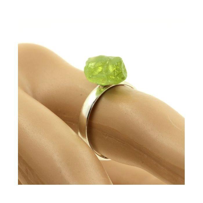 Pierres et Minéraux. Bague Peridot brut plaqué argent. 11.29 ct. Taille réglable.