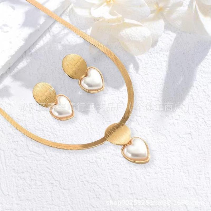 Elegant Clavicle Geometric Heart Pendant Necklace Earrings Jewelry Set French Retro Women'S Suit Batch