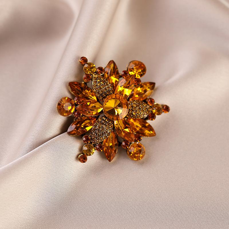 Fashionable and Elegant Alloy Lady Brooch, High-end and Light Luxury Rhinestone Corsage Coat, Elegant Brooch
