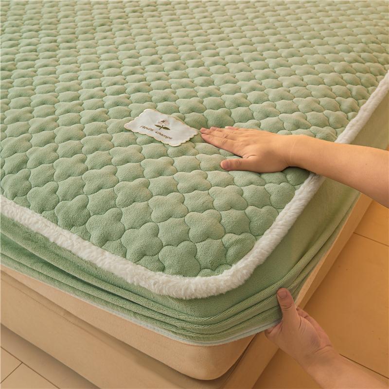 Quilted Bed Cover Velvet Mattress Protector Skin-friendly Bedspread Winter Thickened Bed Linen fundas de colchón (No Pillowcase)