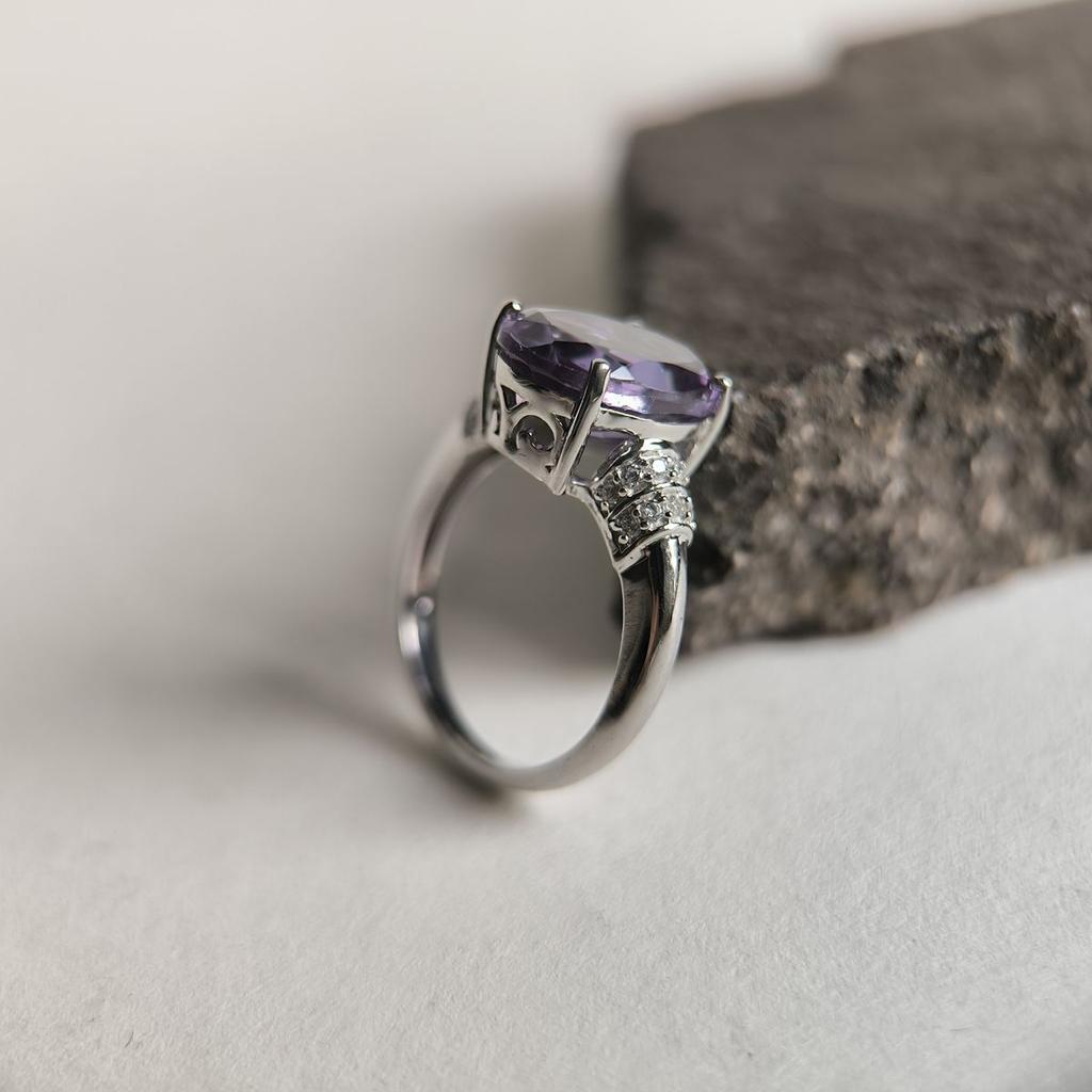 Серебряное кольцо с александритом 8.205ct, фианитами, вес изделия 5,01 гр (2187578)