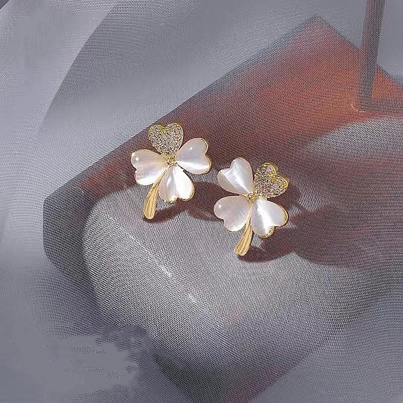 Simple high-end design niche temperament stud earrings women's light luxury fashion personalized earrings exquisite versatile sweet cool earrings