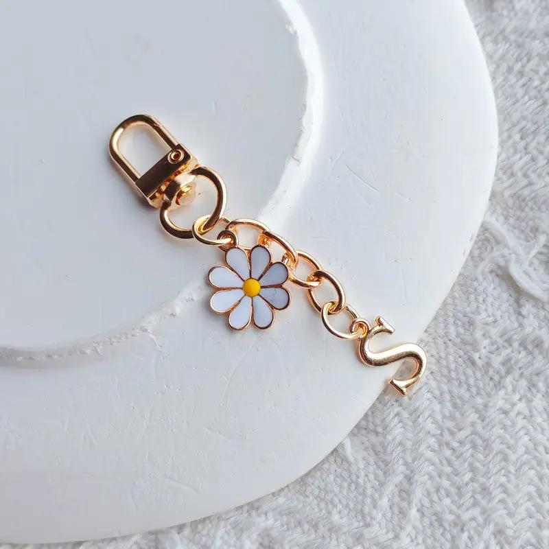 Metal Daisy Letter Keychain Fashion A-Z 26 Letters Keyring Charms Mobile Phone Key Holders Bag Pendant Accessories Couple Gift