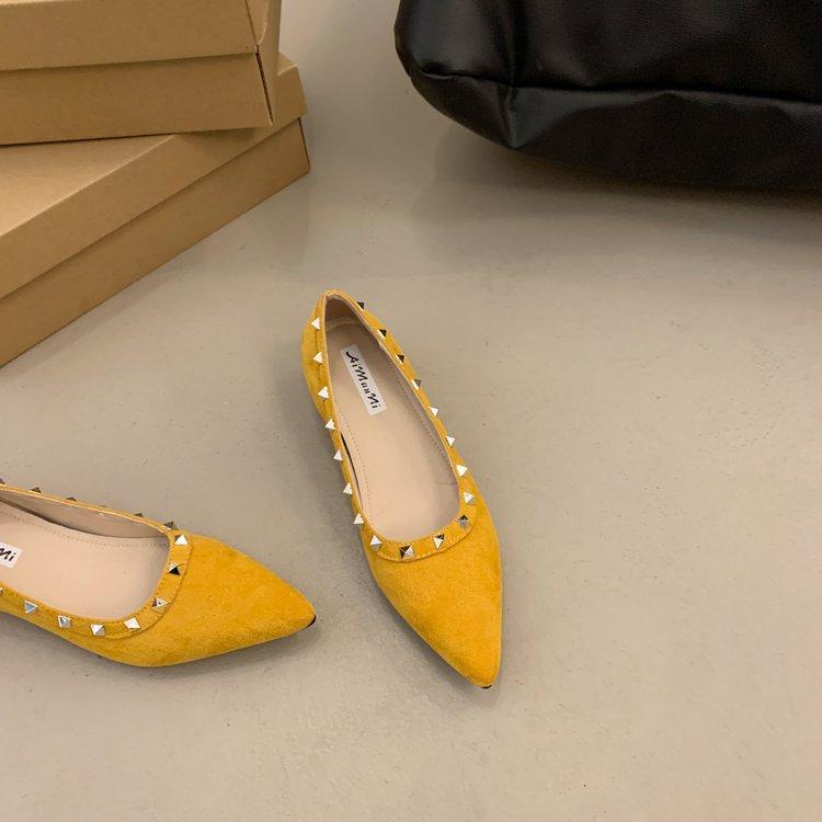 

Французские туфли с заостренным носком и внутренней высотой, увеличивающие высоту, с заклепками, женские, весна-лето 2025, новые, с неглубоким горлом, с мягкой подошвой, красные свадебные туфли, банкетные женские туфли 35 жёлтый