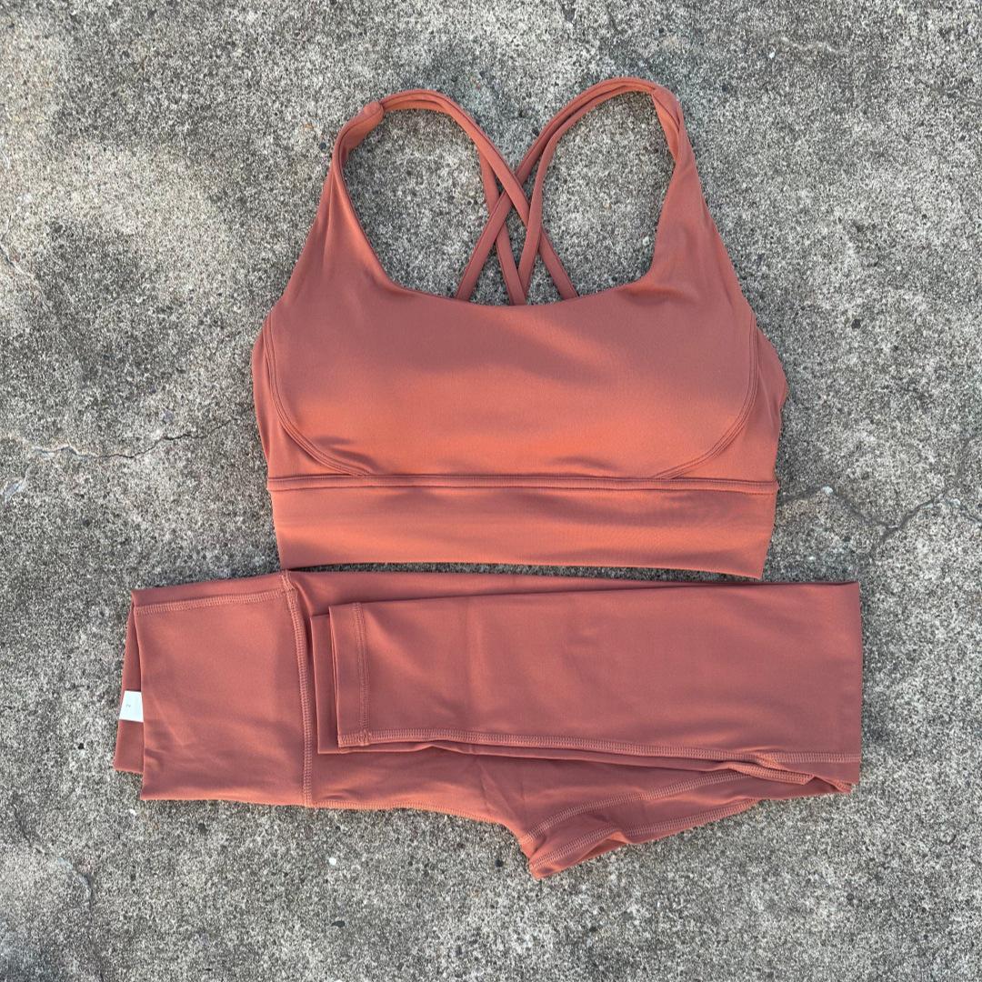 

Комплект для йоги из двух предметов: Спортивный бюстгальтер с перекрестной спинкой, съемными вкладышами и леггинсы с высокой талией M