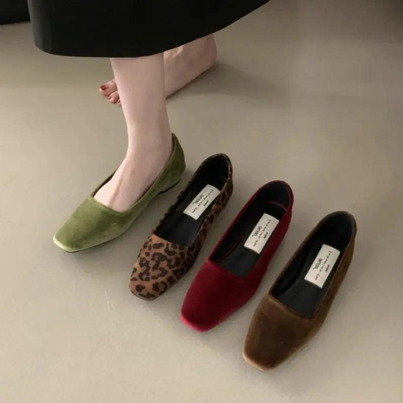 Fashion Retro Red Velvet Flat Shoes for Women 2025 New Spring and Autumn French Leopard Loafers Pattern Women Shoes Ladies