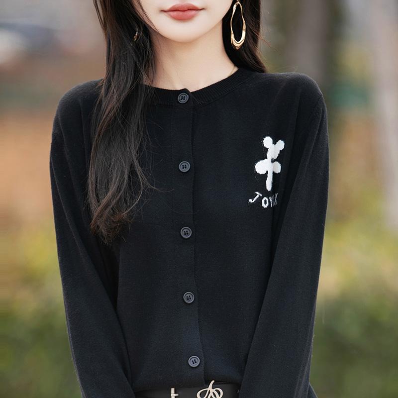 Lekki kardigan damski wykonany w 50% z wełny i w 50% z jedwabiu morwowego – uniwersalny sweter na 4 pory roku zapewniający całoroczny komfort i styl