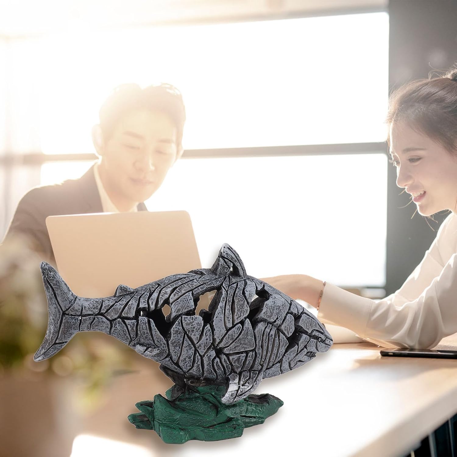 

Декоративная скульптура акулы Полая Водонепроницаемая Смола Прочная 7,3 дюйма в длину 4,5 дюйма в ширину Статуэтка акулы Домашний декор Статуя с подставкой Акцентная фигурка