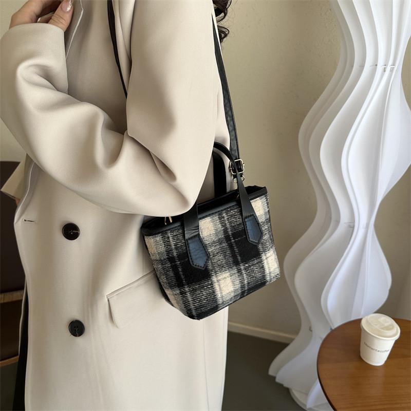 2024 New Fashion Grid Large Capacity Handbag Stylish Casual Tote Bag