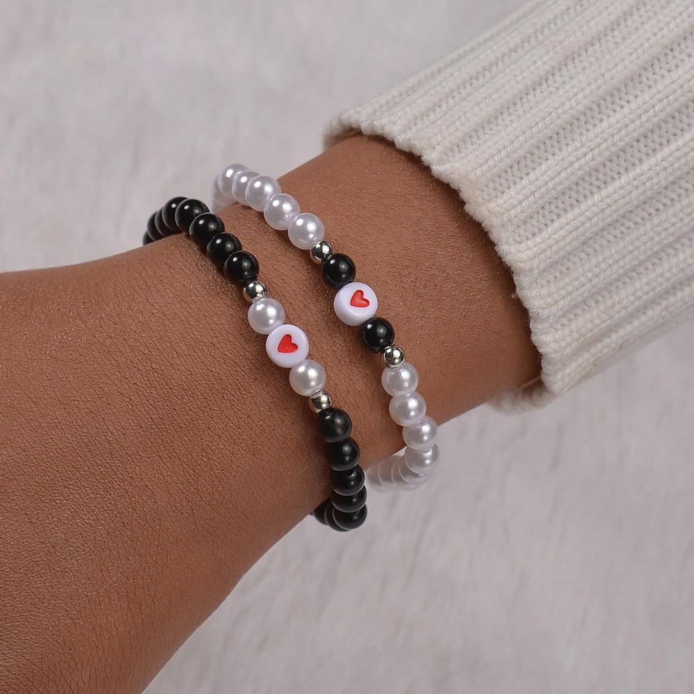 2-teiliges Set aus minimalistischen schwarzen und weißen Perlen gemischt mit Liebe gestapelten Damenarmbändern