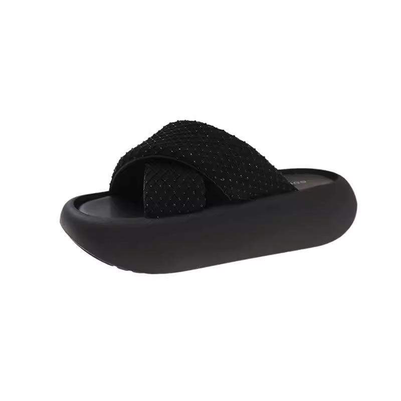 2025 neue Damen-Sommer-Pantoletten mit dicker Sohle, Internet-Promi-Mode, super angesagt, Strass-Muffin mit Rock, einwortige coole Pantoletten