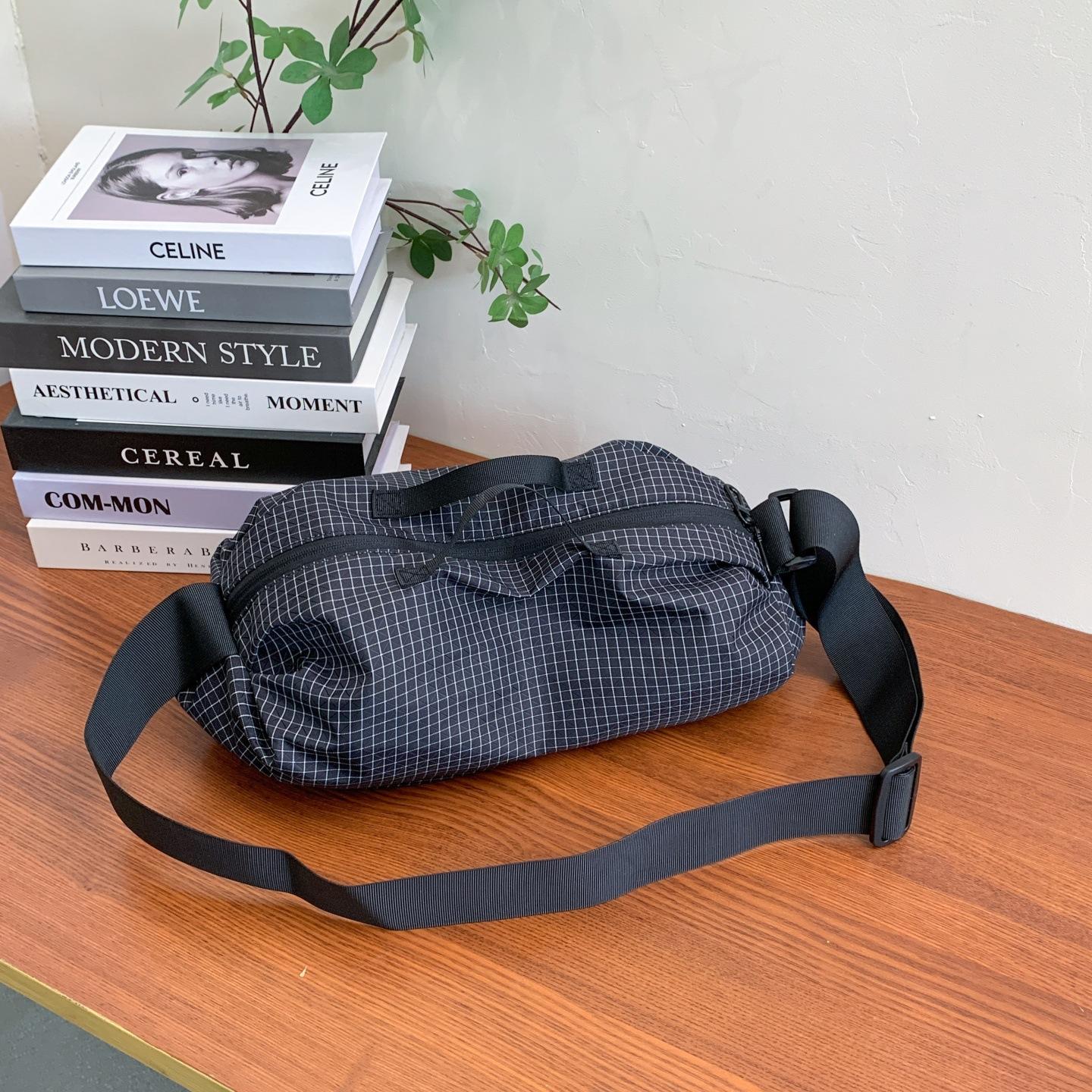 

Lazy wind large-capacity sports messenger bag, male and female, student class, portable commuter shoulder bag, travel dumpling bag чёрный