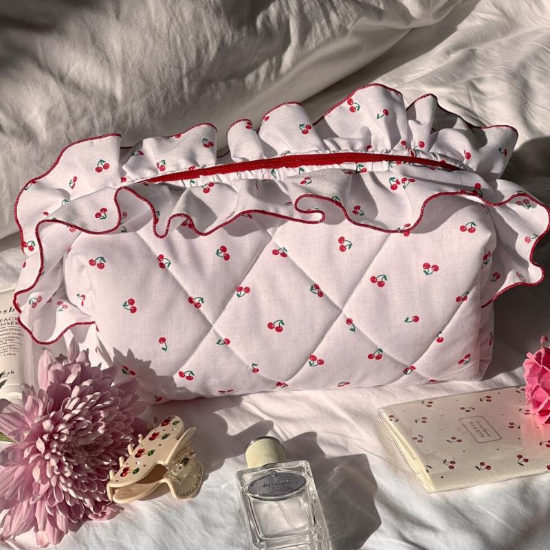 

Ins Women Lace Vintage Flower Quilted Cosmetic Bag Large Capacity Toiletry Makeup Storage Pouch Handbag Small Cute Zipper Bags 1cm