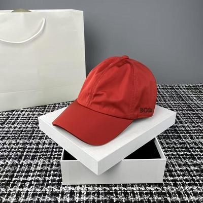 Berretto da baseball con lettera ricamata