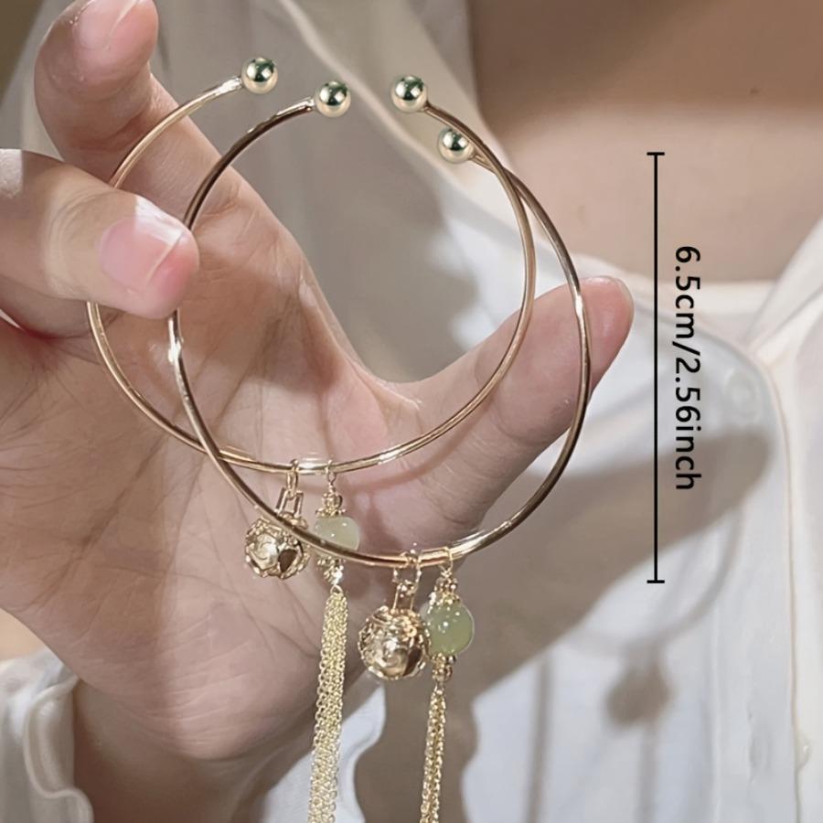 A Stylish And Elegant Tassel Bracelet, Perfect for Women to Wear on Various Occasions Such As Daily Life, Parties, Travel, And Vacations