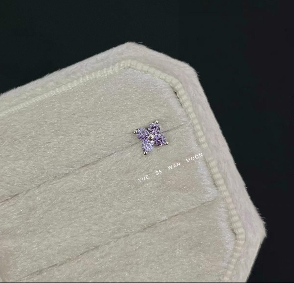 Завораживающий фиолетовый цирконий, четырехлистник, титановая серьга-гвоздик - Уникальное, универсальное модное украшение