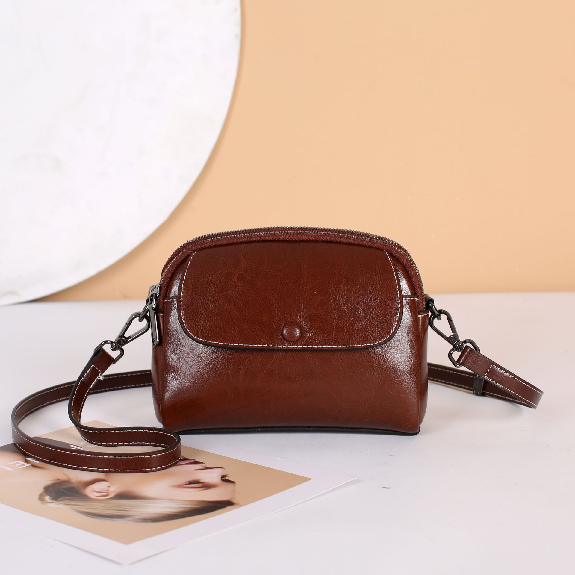 

Женская сумка кроссбоди на одно плечо Практичная темно-коричневого