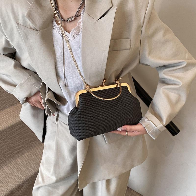 Fashion Chain Dinner Bag Summer New Retro Simple Shoulder Shell Bag Casual Messenger Bag Clip Bag