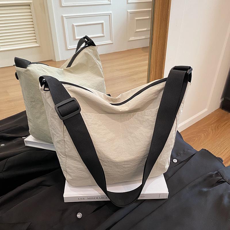 Large Capacity Casual Women's Bag Niche Design New Autumn and Winter Shoulder Bag 2025 Fashion Crossbody Tote Bag