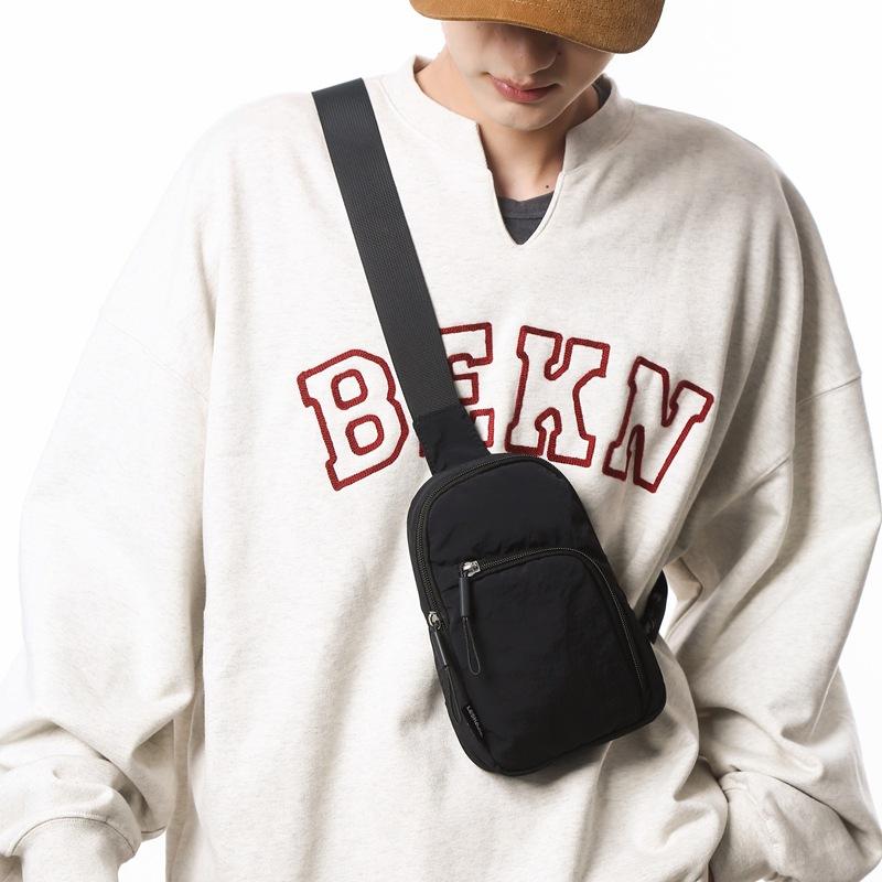 Exquisite and Fashionable Small Men's and Women's Breast Bags, Mobile Phone Bags, Spring New Light Commuter Shoulder Messenger Bags