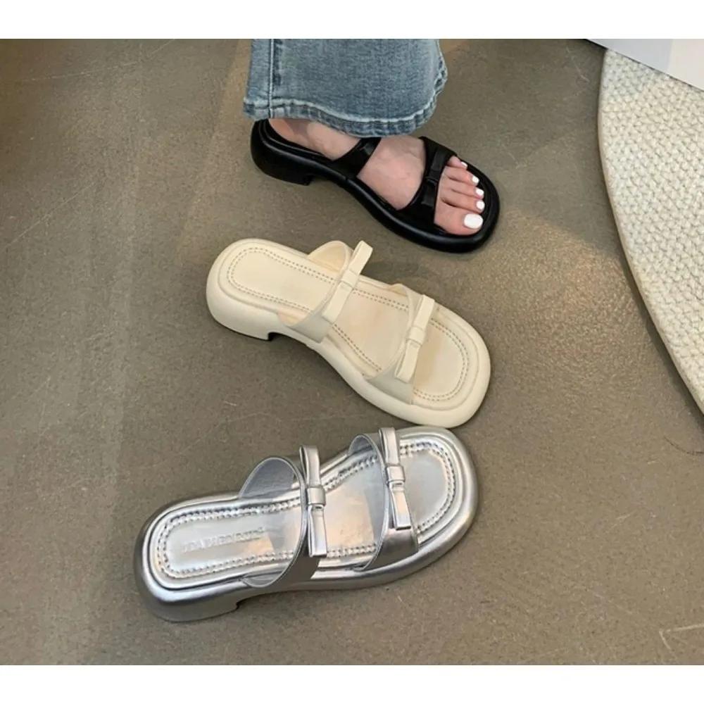 Nowe Letnie Damskie Kapcie 2025 Stylowe Odkryte Palce Niski Obcas Srebrne Damskie Wygodne Buty na Plażę Sapatilas