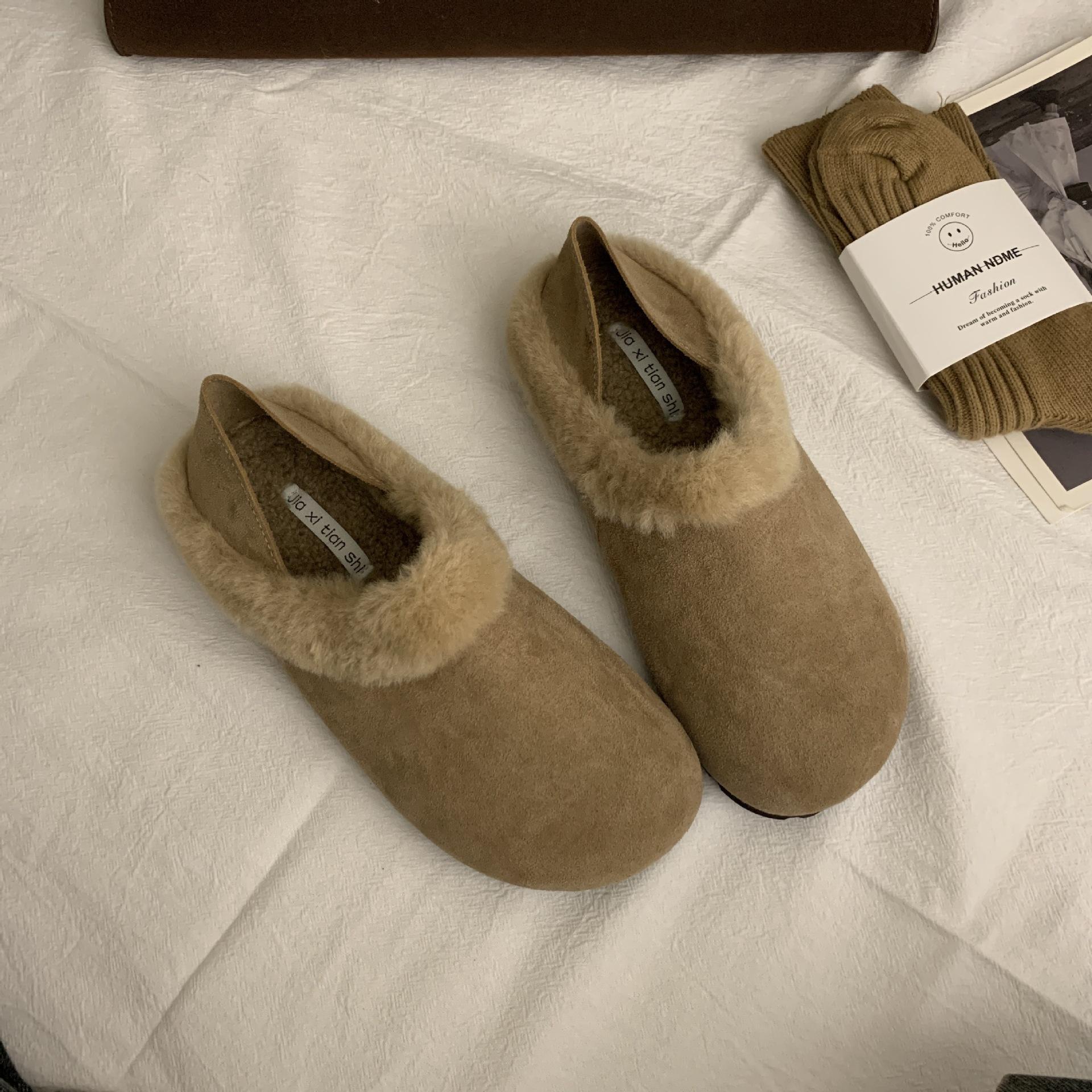 

Осенью и зимой 2025 года новые бархатные теплые толстоподошвенные всеобъемлющие биркенштоки, туфли-лоферы с круглым носком и две модели женских туфель на каблуке. 39 песочный