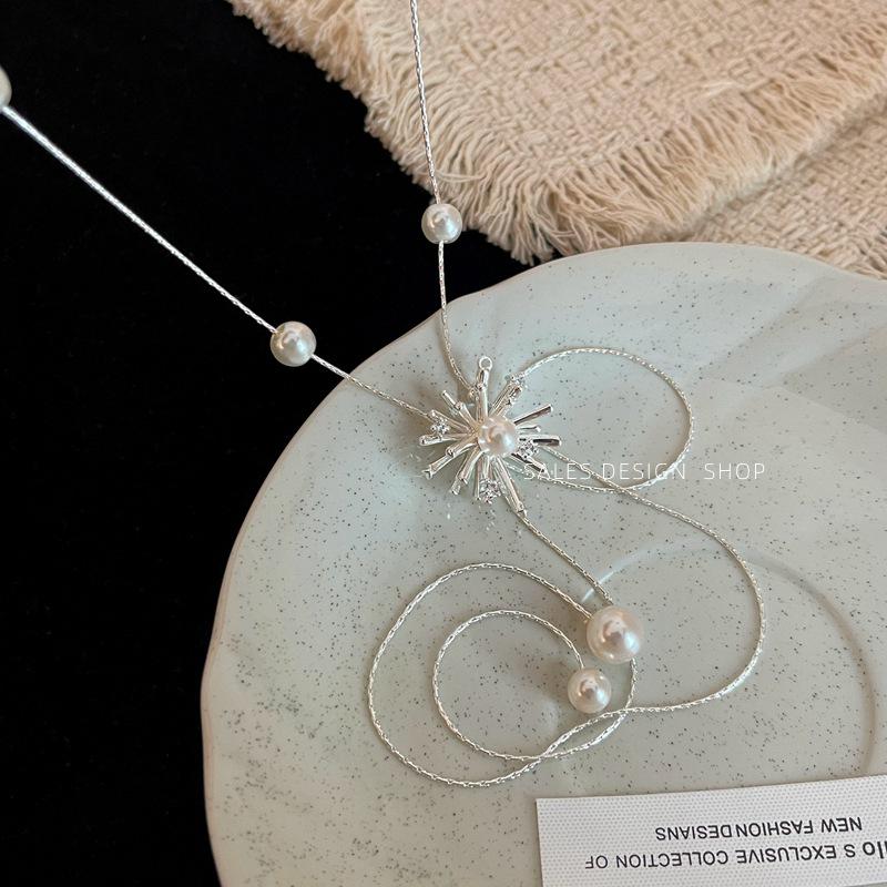 Collana a Nappa con Fiocco di Neve d'Argento e Perle - Elegante Catena per Maglione Autunno/Inverno per Donna