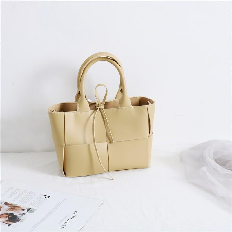 

2025 New Knitted Small Hand Carrying Internet Celebrity Retro Fashion Handheld Cross Shoulder Korean Edition Women s Bag 23cm жёлтый