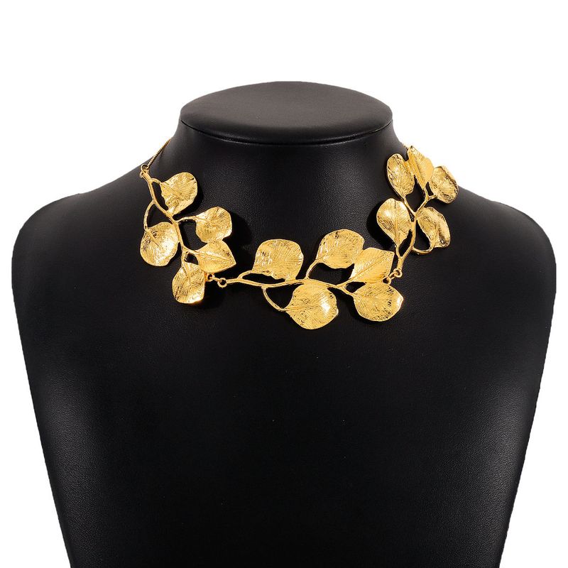 Fashion Metallic Leaf Necklace Female Fancy Accessible Luxury Model Style Leaf Necklace Luxury Niche Indifference Trend