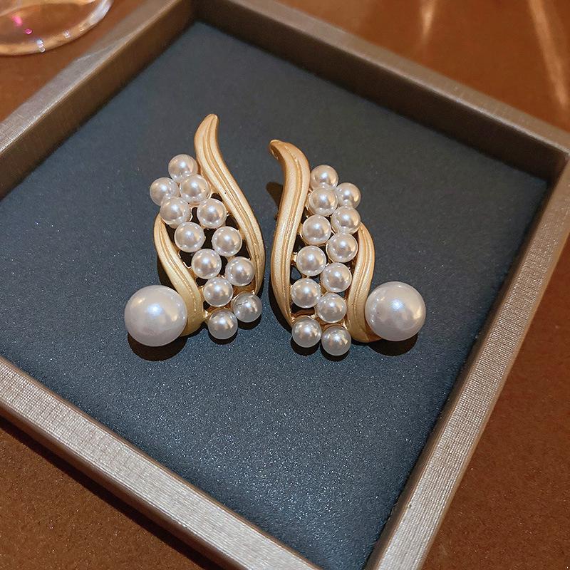 Vintage Silver Pearl Stud Earrings - Elegant Light Luxury Court Style
