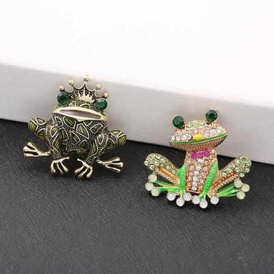 European & American Metal Frog Brooch: Stylish Unisex Animal Pin for Clothing Decor