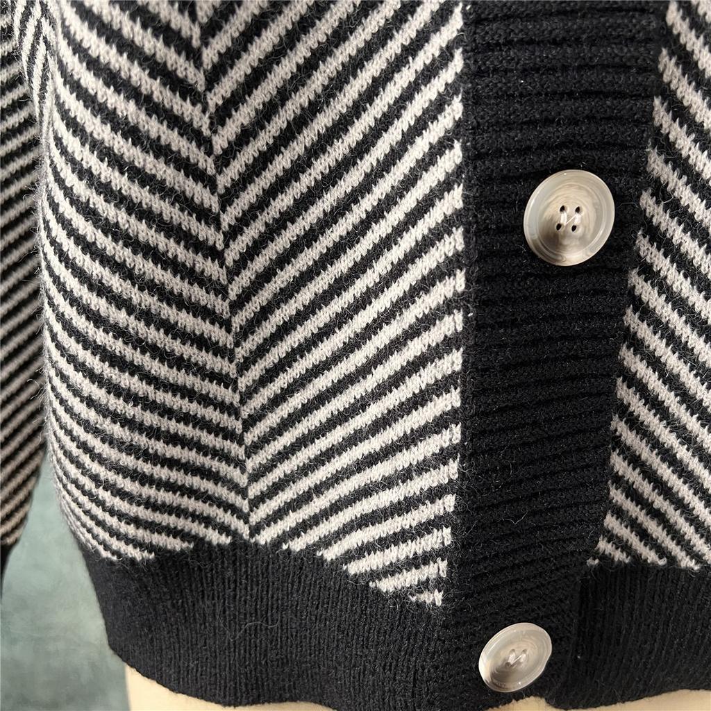 Autumn and Winter Casual Contrasting Diagonal Stripe Single Breasted V-neck Long Sleeved Sweater Cardigan Jacket for Women 3602