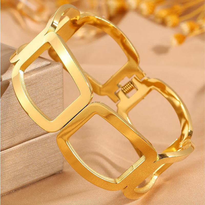 Color Curved Great Wall Pattern Women's Open Luxurious Bracelet