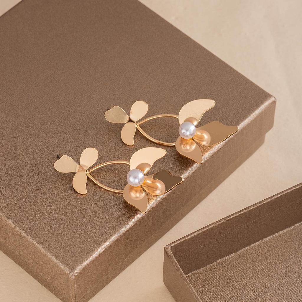 Exaggerated 3D Flower Pearl Earrings: Light Luxury, High-End Metal Style Studs