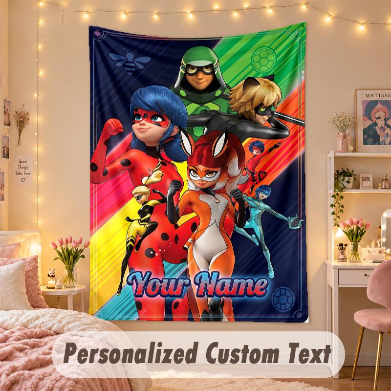 Arazzo Personalizzato su Misura, Stampa Miraculous Ladybug Testo con Nome Personalizzato Arte da Parete da Appendere per Camera da Letto